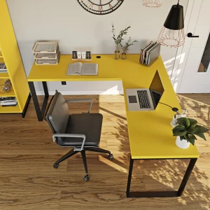 Loftowe biurko narożne zólte z wystrojem industrialnym.webp