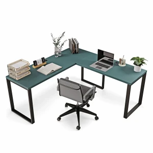 Narożne biurko loft zielone z funkcjonalnymi rozwiązaniami.webp